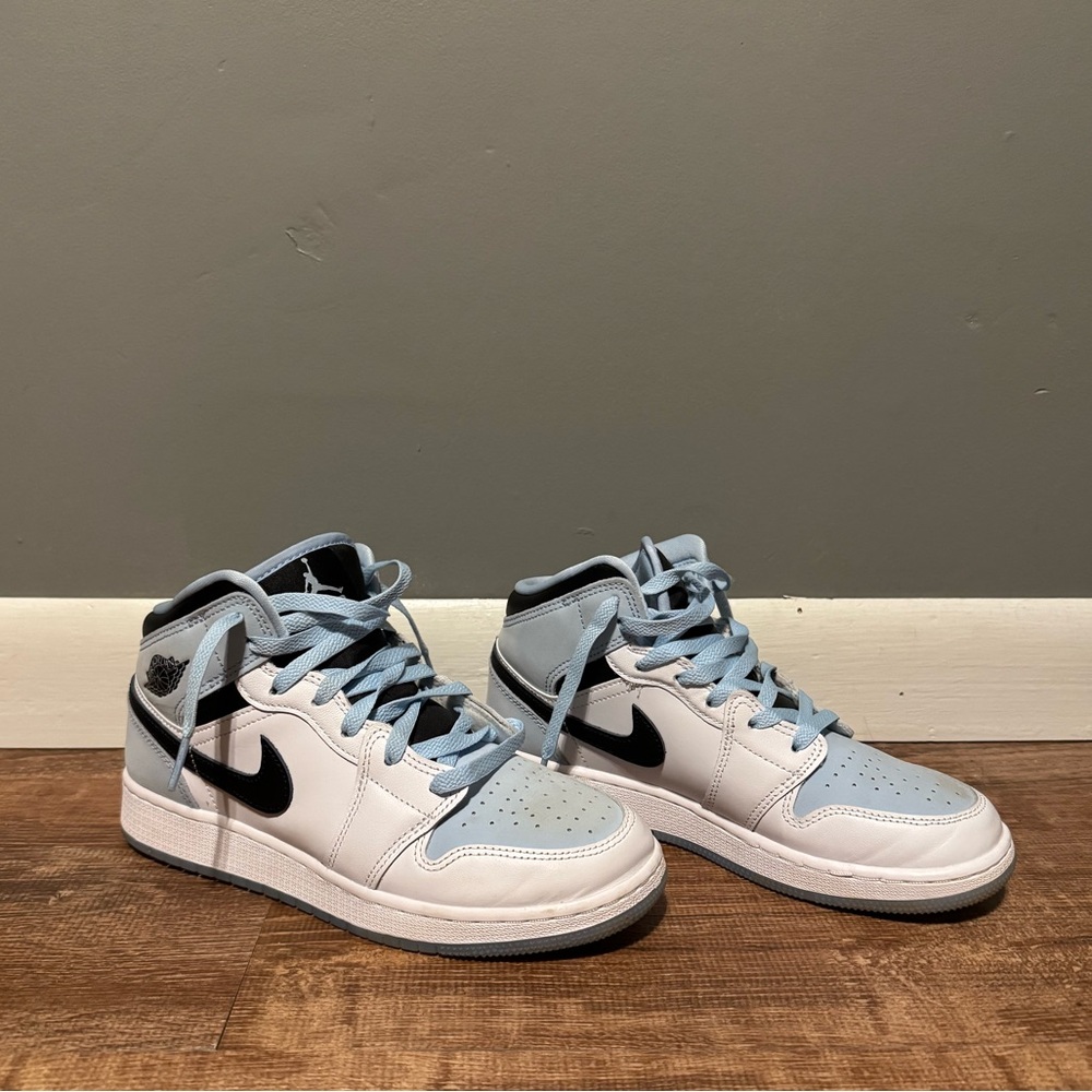 Air Jordan 1 Mid SE (NWOT)
